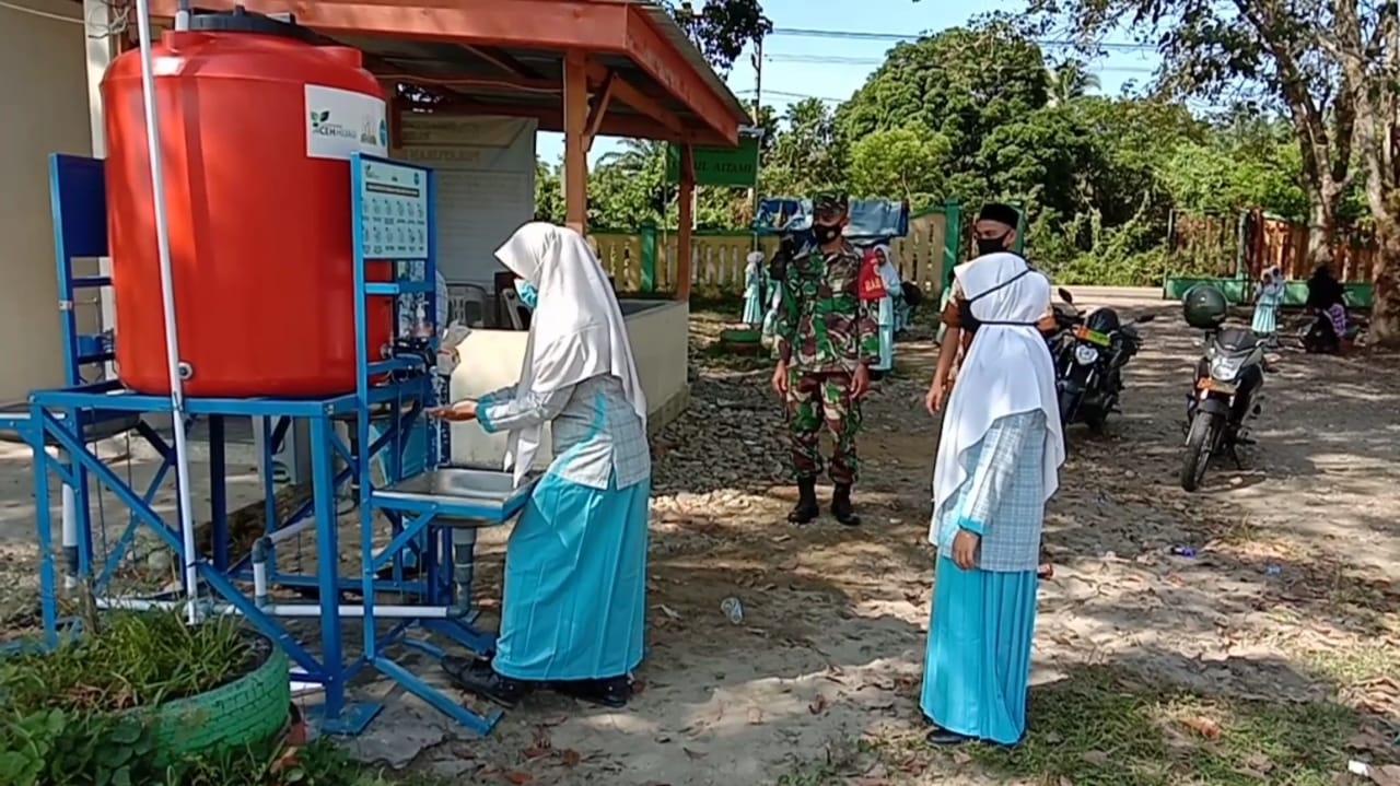 Lakukan Pembinaan dan Pendisiplinan Protkes, Babinsa Koramil 14/Pasie Raja Sambangi MAS Darul Aitami