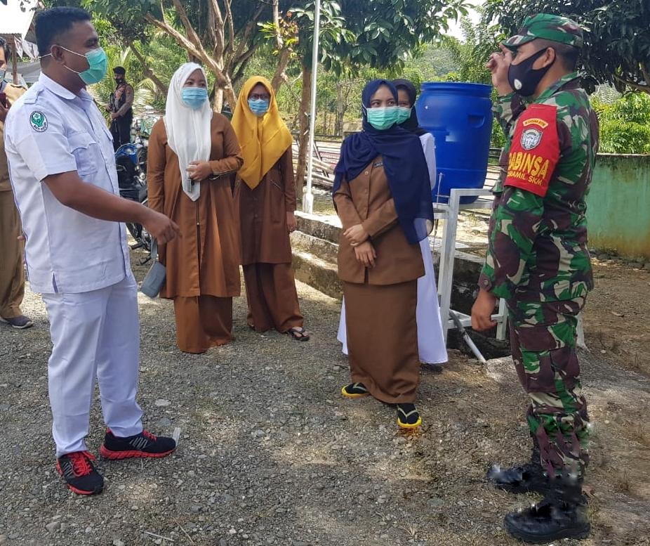 Untuk Jaga Kesehatan di Masyarakat Babinsa Laksanakan Komsos Bersama Petugas Kesehatan