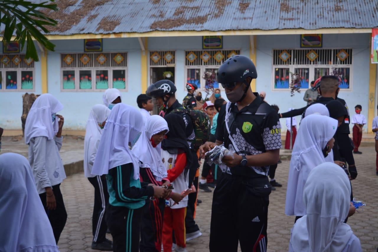 Peduli Terhadap Generasi Muda Dandim 0103/Aceh Utara Bagikan Masker Di Sekolah Dasar