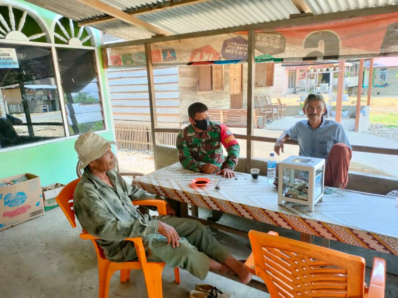 Komsos Dengan Warga, Babinsa Kluet Utara Ajak Warga Ikut Suksekan TMMD ke 110 Kodim 0107/Aceh Selatan