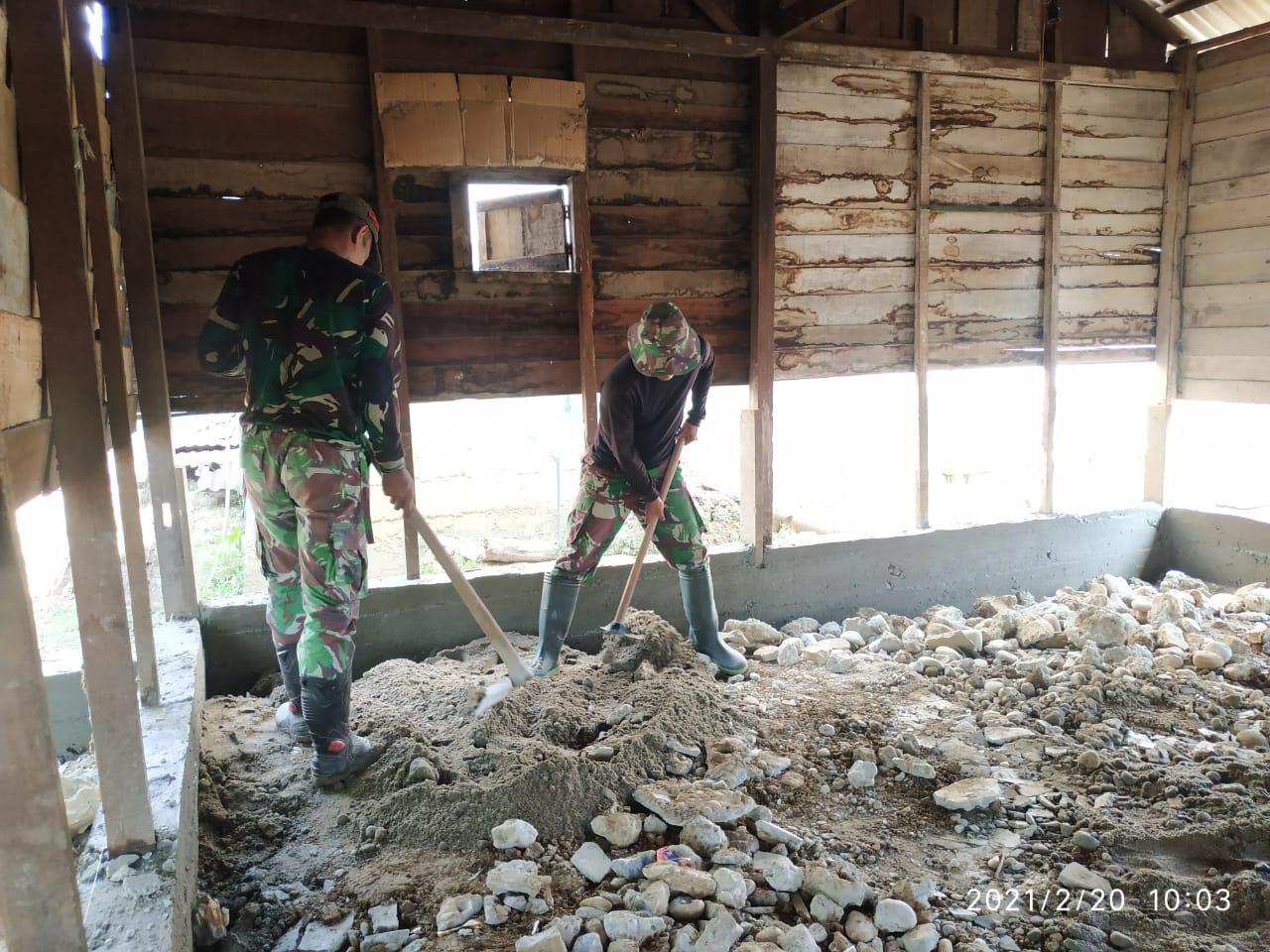 Dengan Semangat Gotong Royong, Satgas Pra TMMD Kodim Aceh Selatan dan Warga Timbun Lantai RTLH