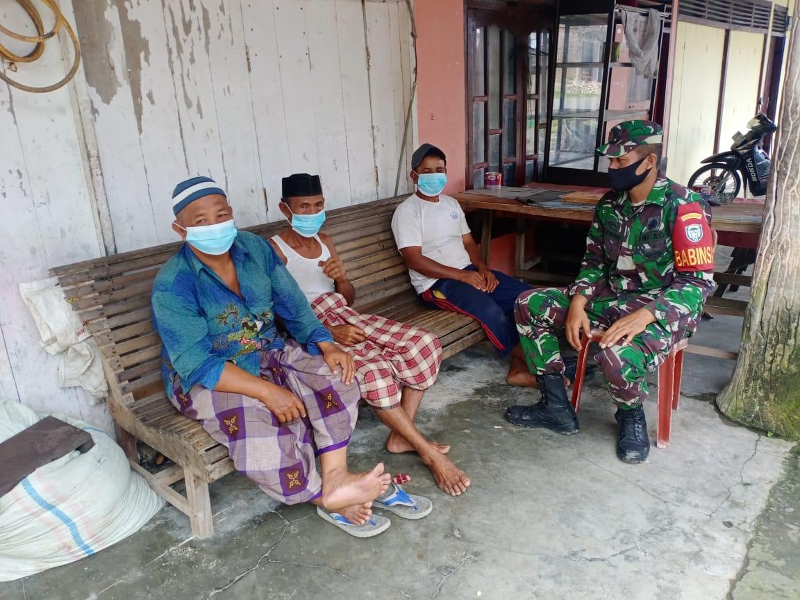 Babinsa Sawang Komsos Dengan Tokoh Masyarakat Guna Memperkokoh Sinergitas