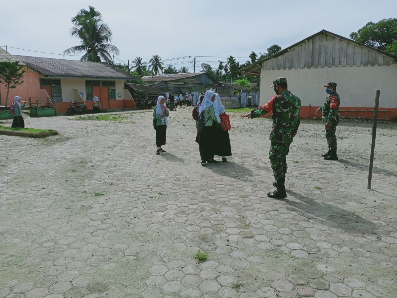 Lindungi Kesehatan Generasi Muda, Babinsa Koramil 09/Trumon Lakukan Pendisiplinan Protkes di SD N II Ladang Rimba