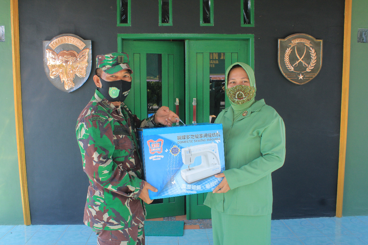 Dandim Agara Menyerahkan Bantuan Mesin Jahit Kepada Jajaran Persit KCK Cabang XXIII