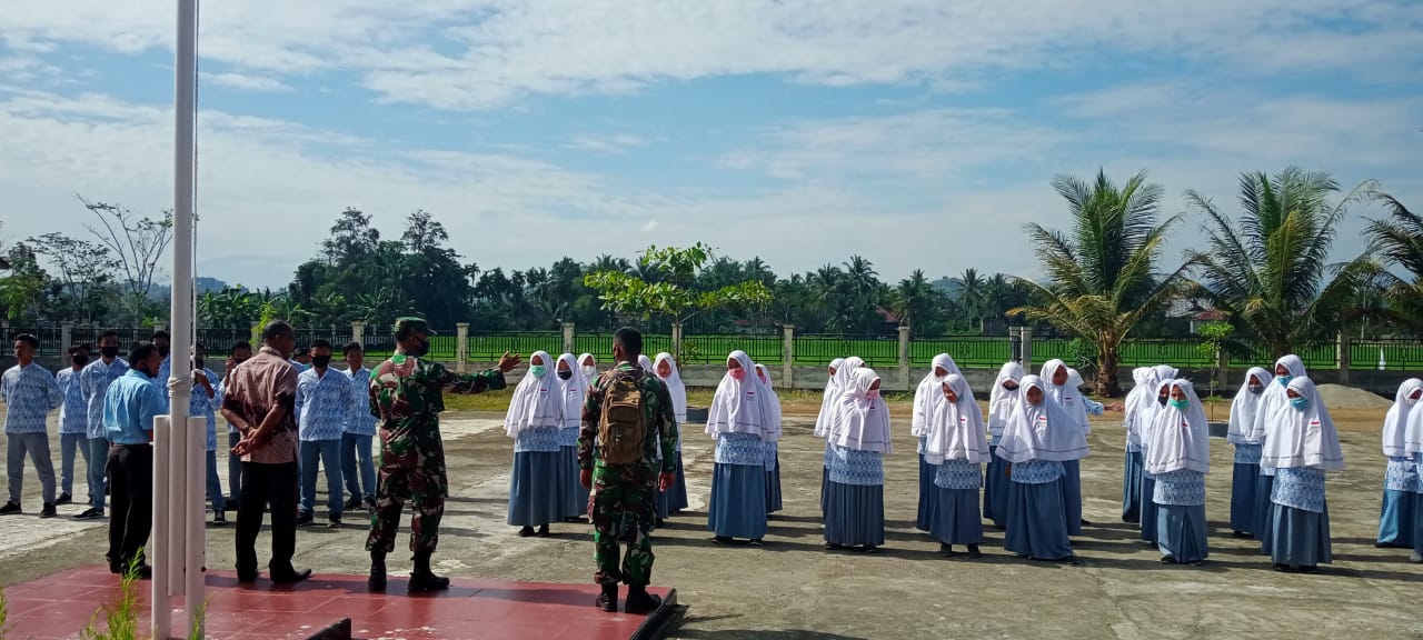 Anggota Satgas TMMD 110 sosialisasikan pendaftaran TNI