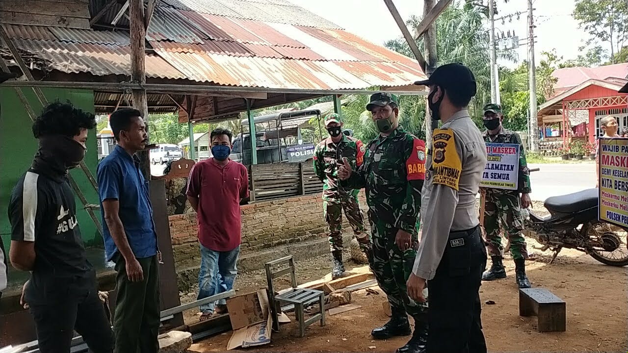 Bawa Spanduk, TNI-POLRI Sosialisasikan Protokol Kesehatan
