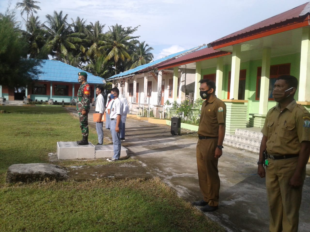 Babinsa Posramil Teupah Barat sebagai Pembina Upacara di SMA Negeri 02 Teupah Barat