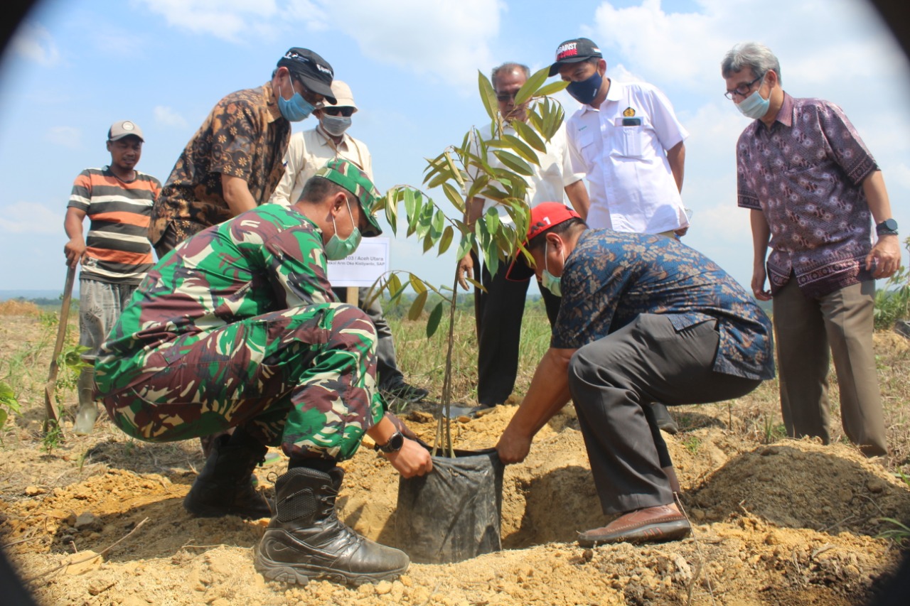 Danrem Lilawangsa didampingi Dandim 0103/Aut tanam bibit Durian di Aceh Utara