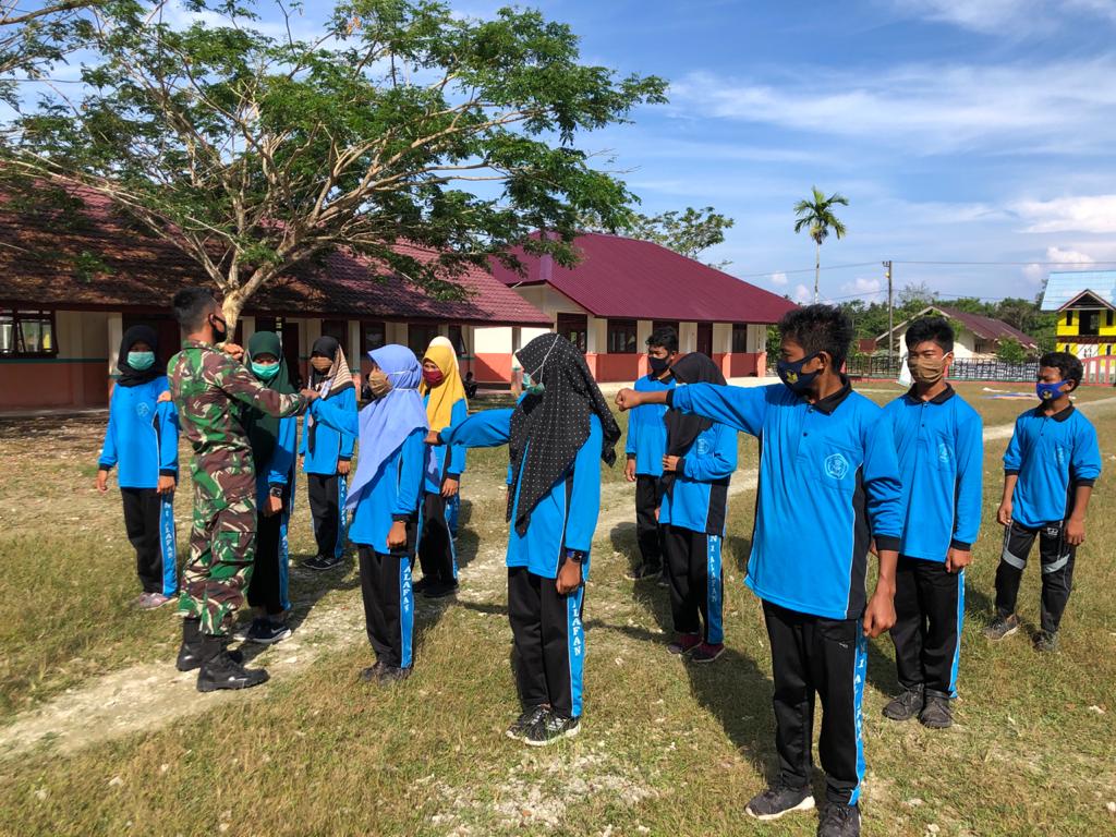 Anggota Koramil 08/Alafan Jajaran Kodim 0115/Simeulue Berikan Latihan PBB dan Wasbang