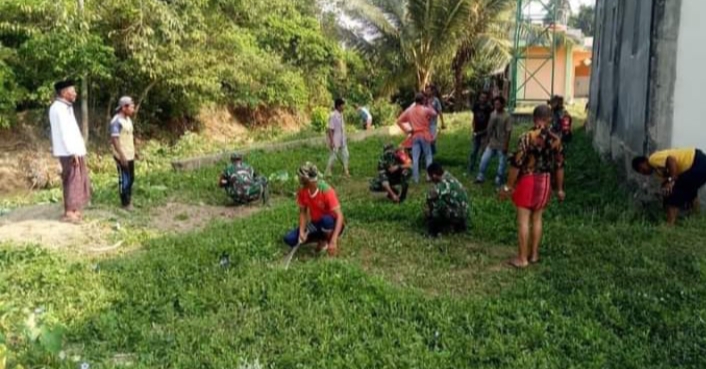 Jumat bersih, Anggota Koramil 01/Blang Pidie Bergotong Royong Bersihkan Madjid