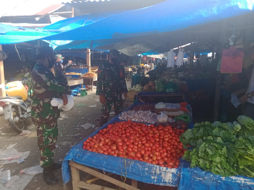 Babinsa Berikan Himbauan Prokes Kepada Masyarakat