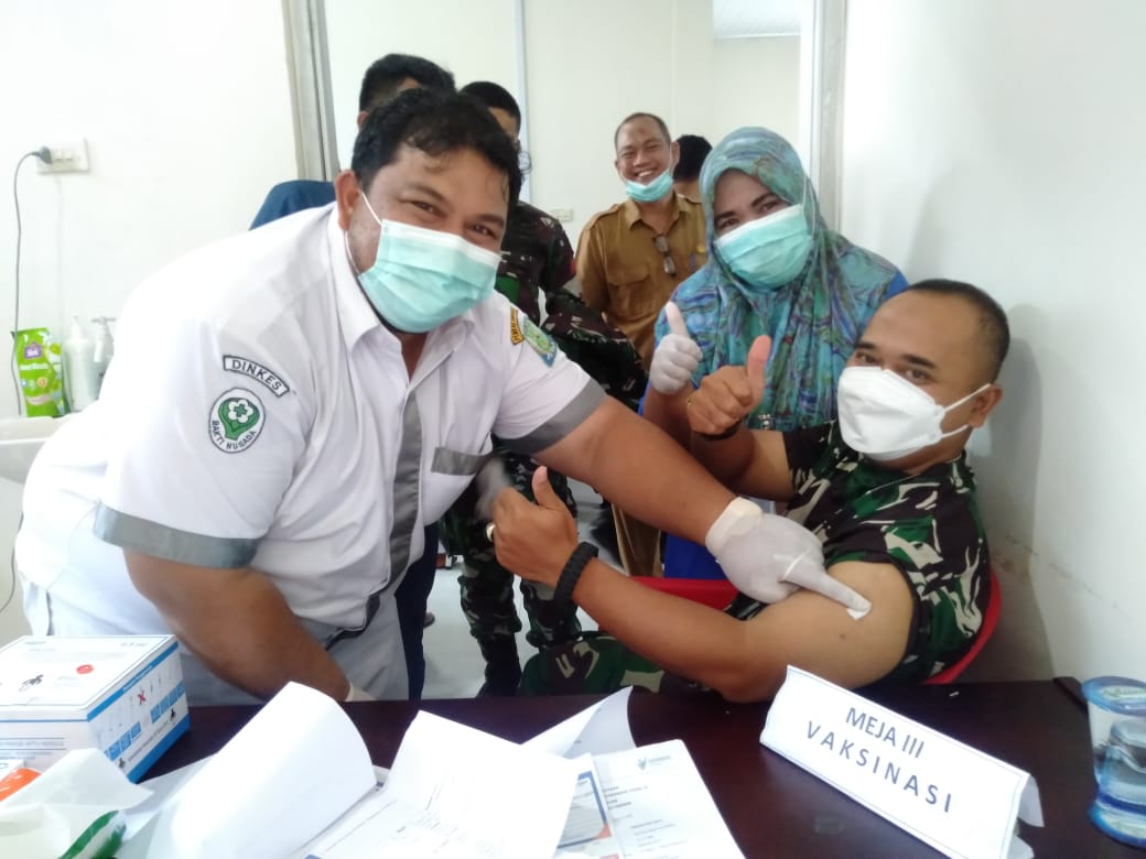 Dandim melaksanakan kegiatan Vaksinasi Covid Tahap I dosis ke dua di RSUD kabupaten Simeulue