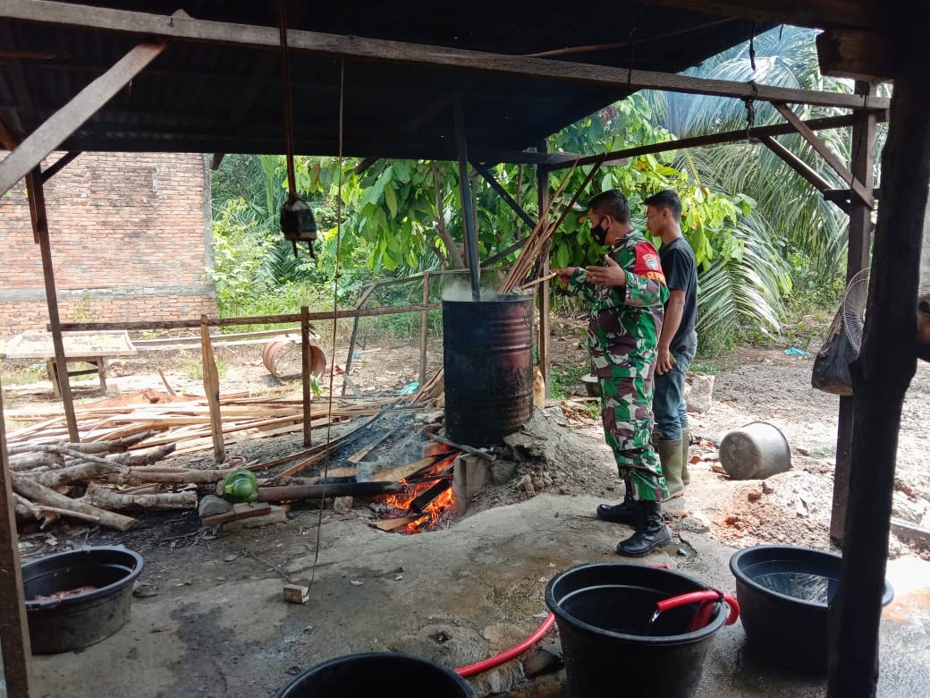 Dongkrak Kemajuan Ekonomi Industri Rumahan, Babinsa Beri Motivasi
