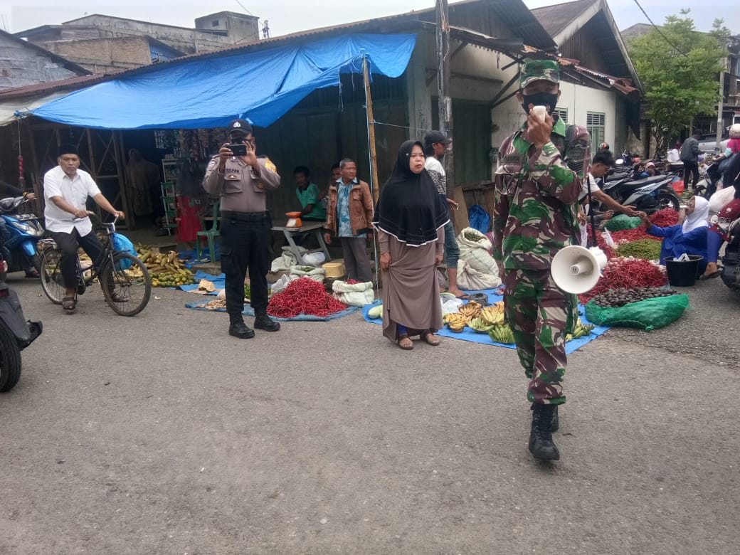 PASTIKAN MASYARAKAT MENGIKUTI PROTKES, KORAMIL 01/BLANGPIDIE BERSINERGI LAKSANAKAN SOSIALISASI