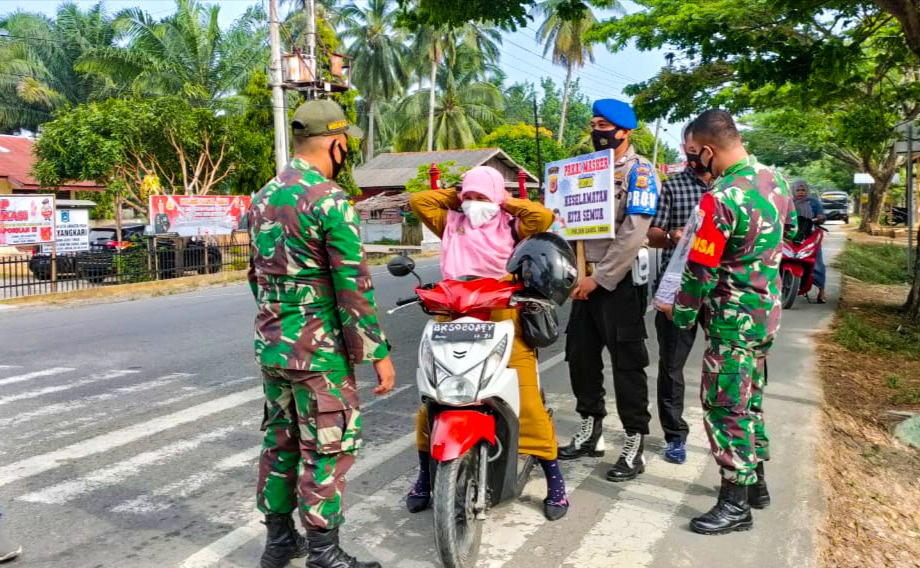 Sosialisasi Prokes di Darul Aman, Anggota TNI-Polri Bersinergi Bagikan Masker