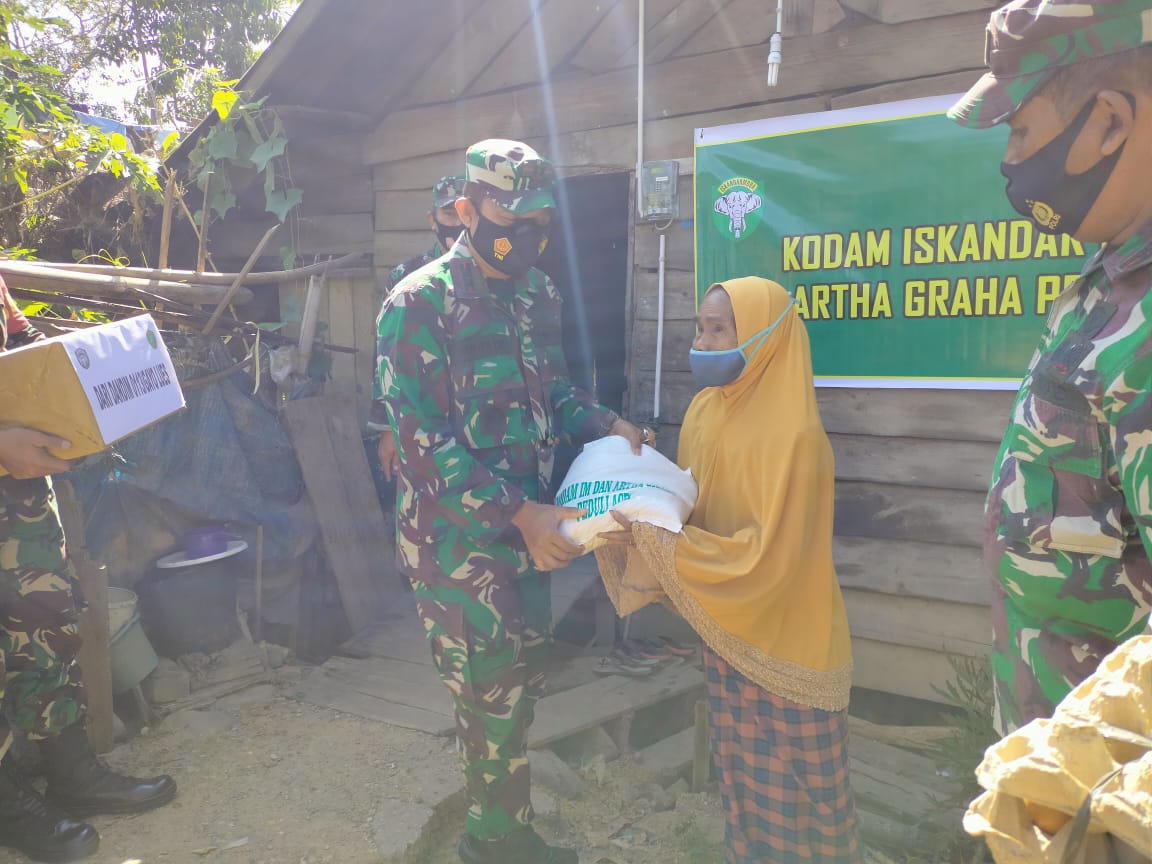 Di Tengah Pandemi, Dandim 0113/Galus Berikan Bantuan Kepada Masyarakat Kurang Mampu