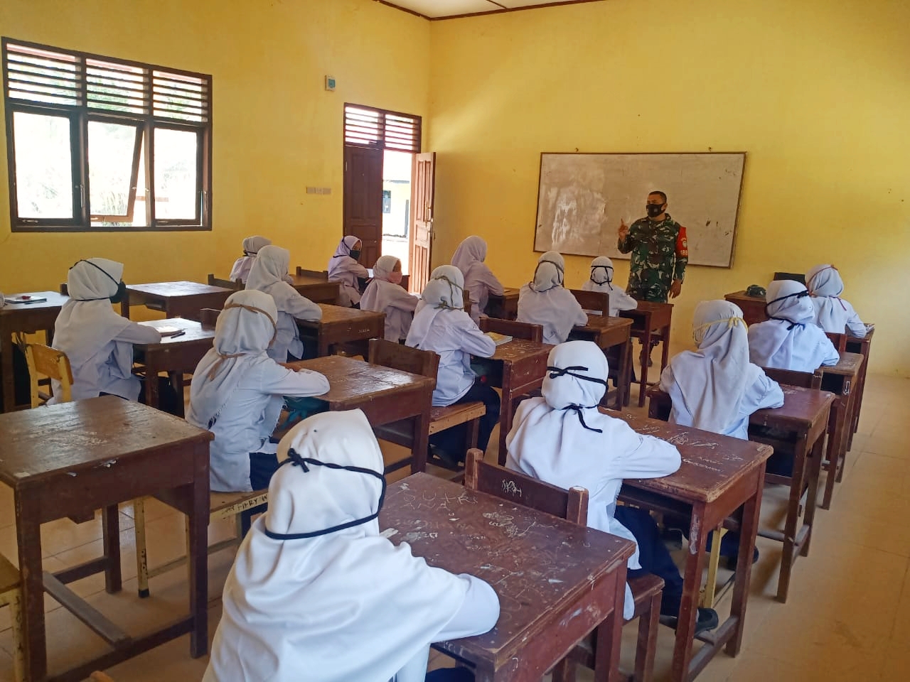 Peduli Akan Generasi Penerus Bangsa, TNI Sosialisasikan Protokol Kesehatan di Sekolah Pedalaman Aceh Timur