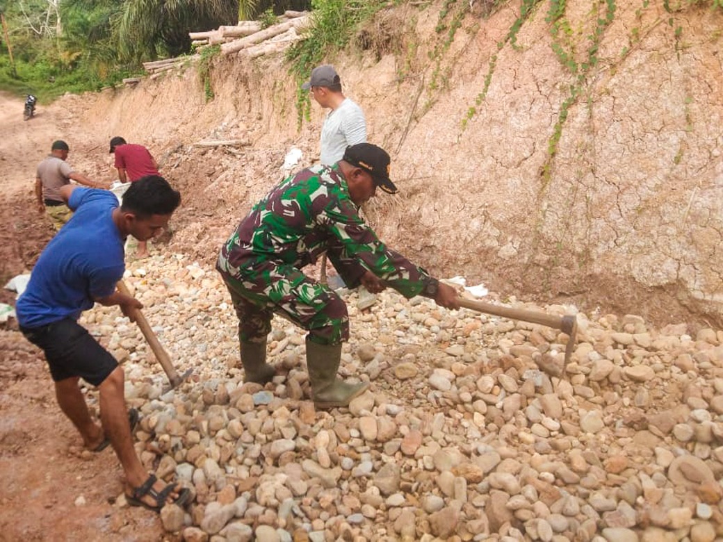 Beri Motivasi Warga Binaan, Babinsa Ramil 18/Bda Bantu Timbun Jalan