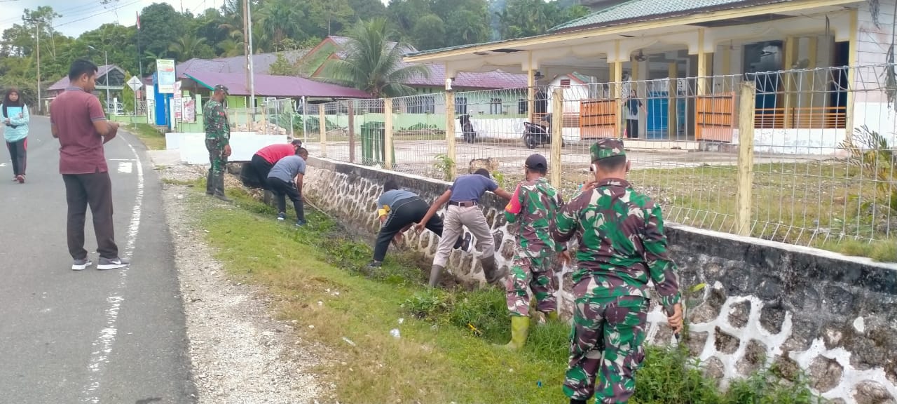 Babinsa Koramil 05/Simbar bersama Warga melaksanakan Jum’at bersih