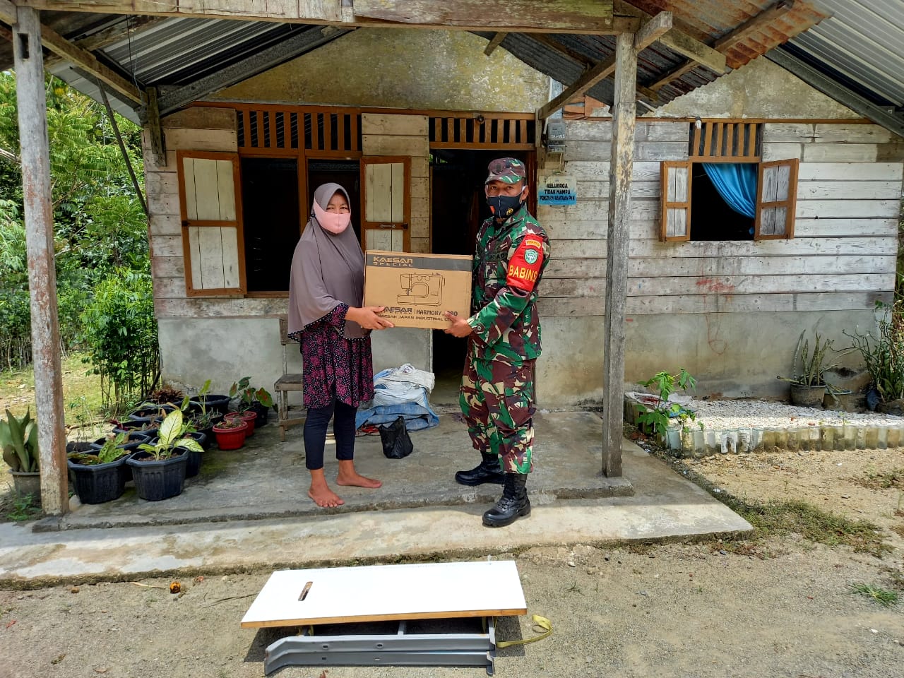 Babinsa jajaran kodim 0115/Simeulue menyalurkan bantuan mesin jahit dari BNPB kepada warga yg mempunyai bakat menjahit
