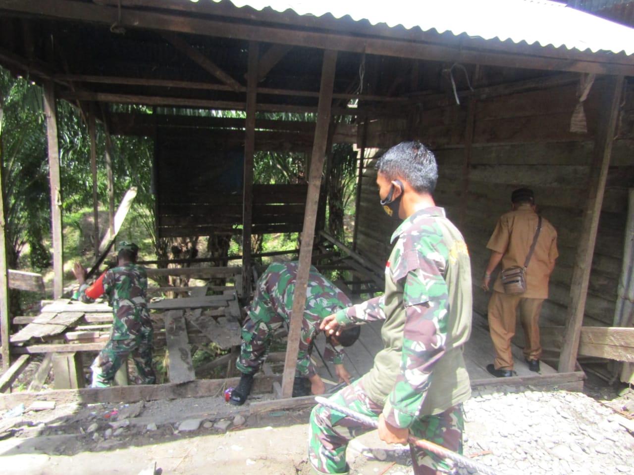 Pembongkaran Awal Rumah Tidak Layak Huni (RTLH) Mulai Dikerjakan Oleh Kodim 0110/Abdya