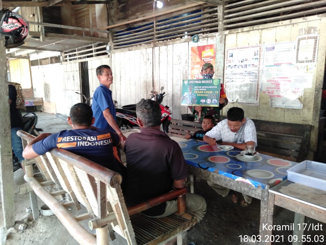 Bawa Spanduk, Babinsa 17/Idt Sosialisasikan Protokol Kesehatan