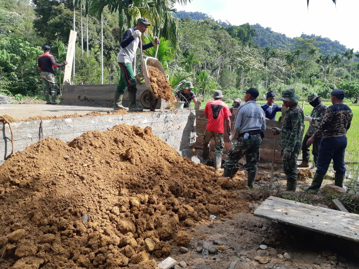 Personil Satgas di Kerahkan Rampungkan Pembangunan Jembatan Pada Sasaran Fisik TMMD ke 110 Kodim Aceh Selatan