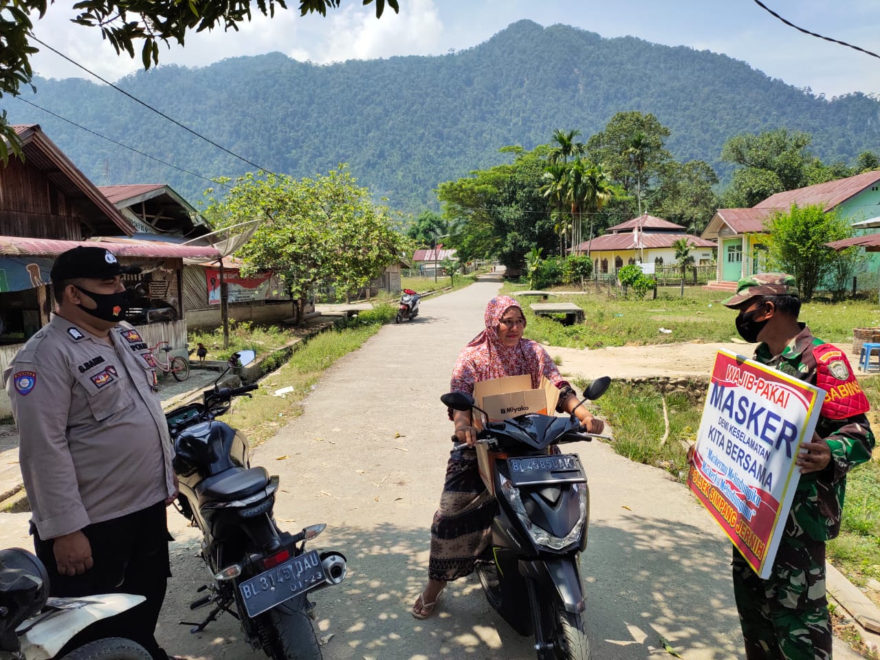 TNI-POLRI Sosialisasi Prokes Covid-19 di Desa Terpencil