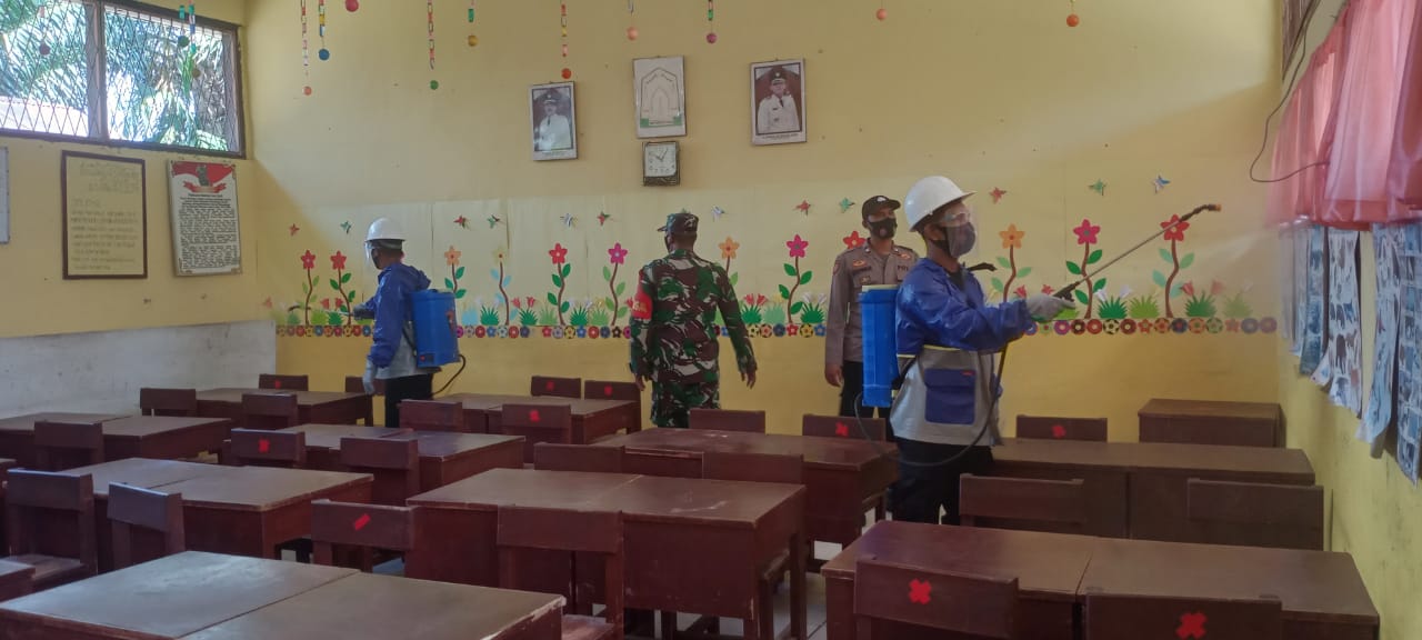 TNI/Polri Birem Bayeun Bersinergi, Lakukan Penyemprotan Disinfektan dan Sosialisasi Prokes