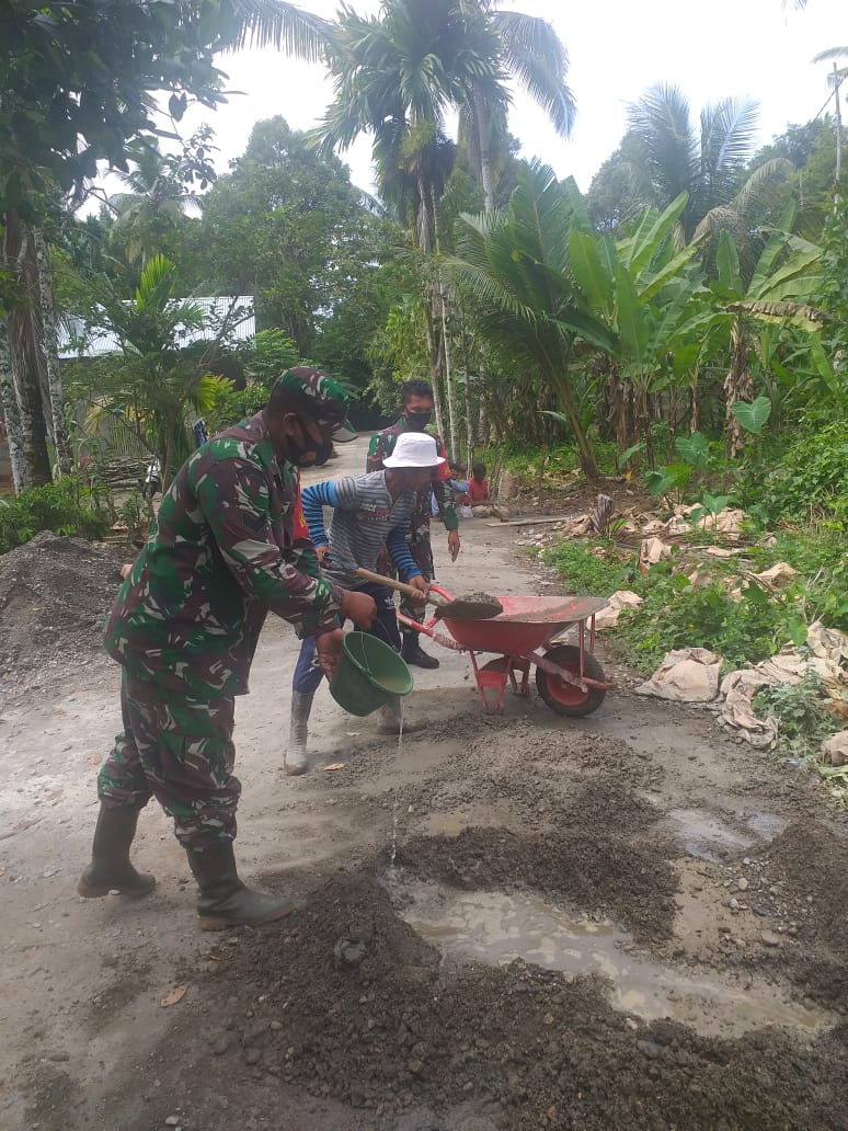 Babinsa Bersama Warga Gotong Royong Membuat Paret