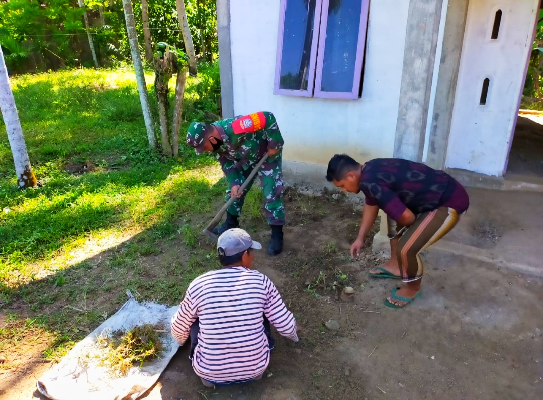 Babinsa Ajak Warga Gotong Royong Bersihkan Kantor Geuchik