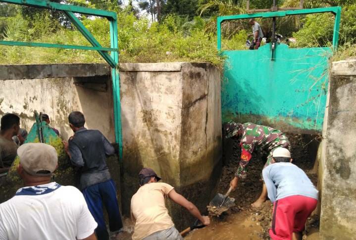 Perlancar Musim Tanam, Babinsa Bantu Petani Perbaiki Saluran Irigasi