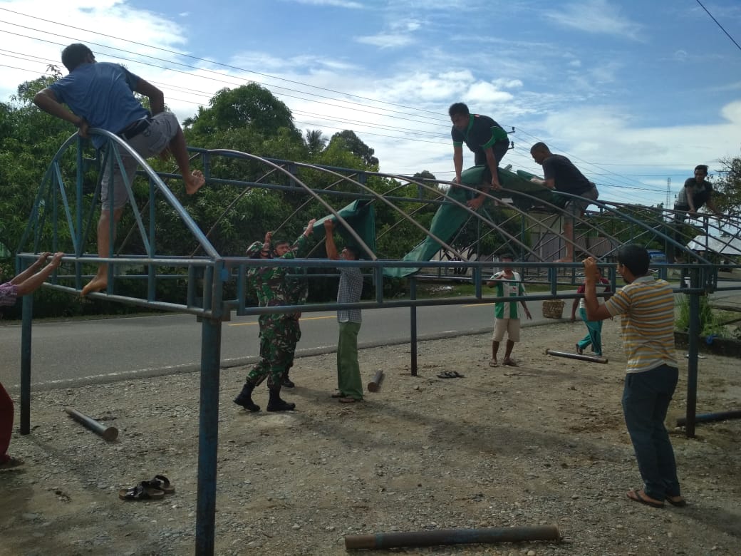 Peduli Warga Binaan, Serma M.S Lubis Dan Sertu Boy Hulman Bantu Dirikan Tenda untuk Acara