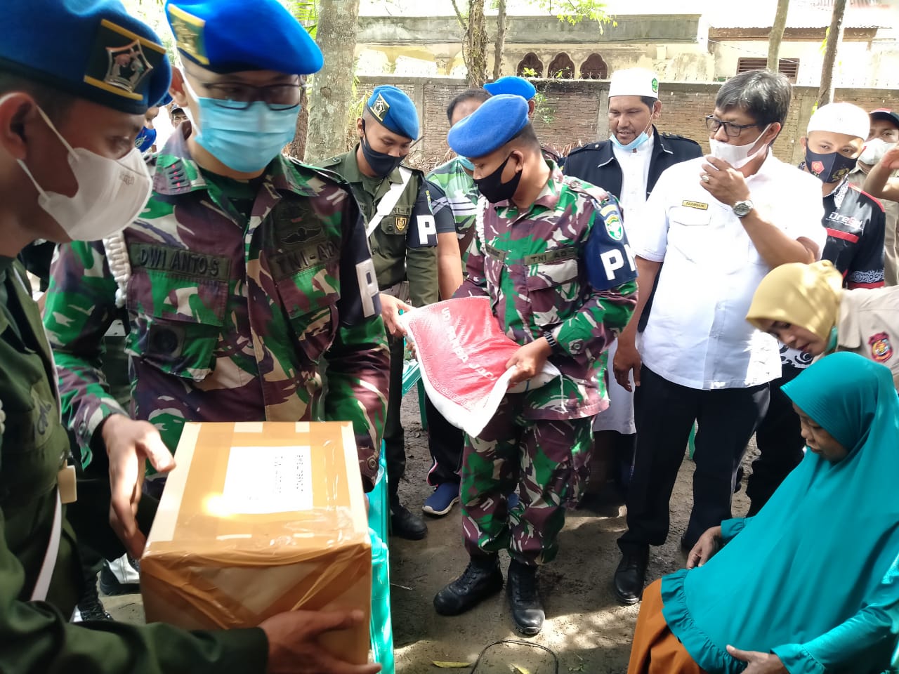 Denpom IM/1 Bersama Ormas Gemantara News Bedah RTLH dan Pemberian Sembako Kepada Lansia