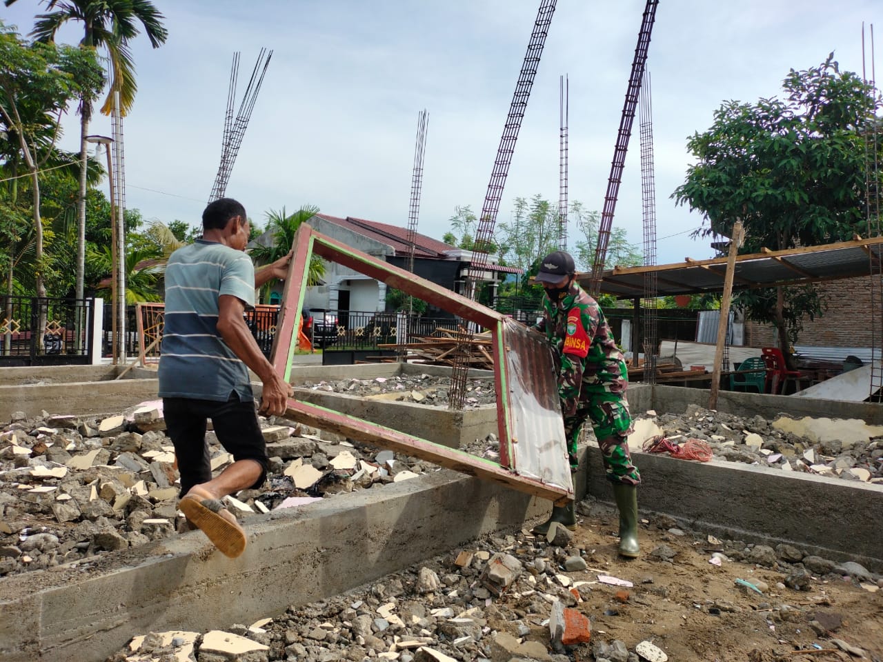 Bangun Keakraban, Babinsa Bergotong Royong Bantu Warga Dalam perehapan rumah