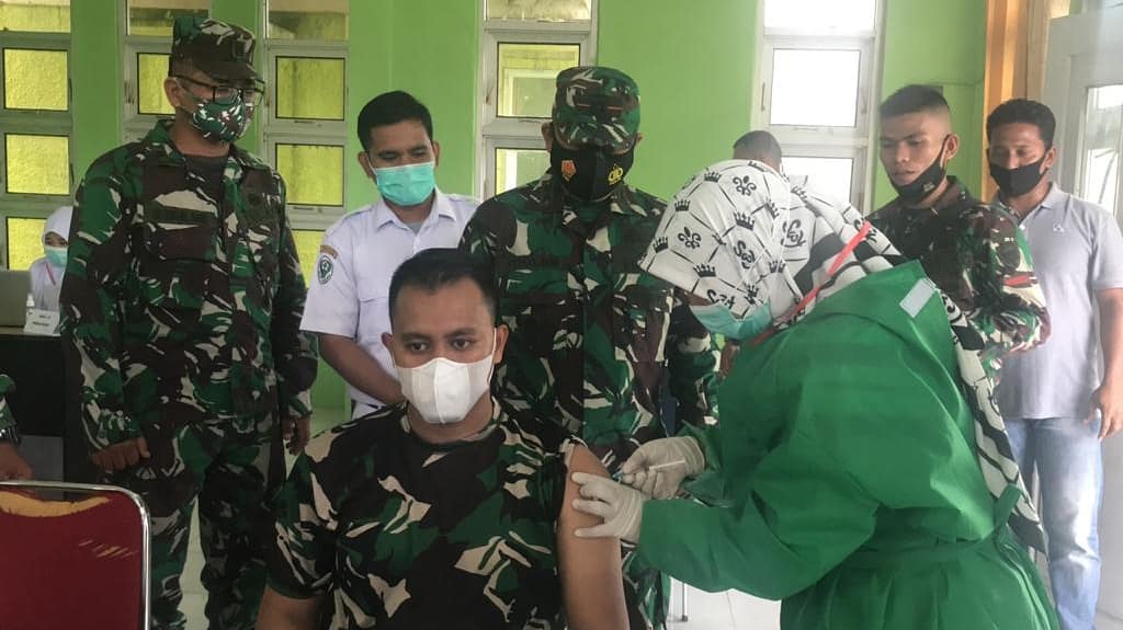 Dandim 0115/Simeulue Tinjau kegiatan vaksinasi covid 19 tahap pertama kepada prajurit kodim di puskesmas Simeulue timur