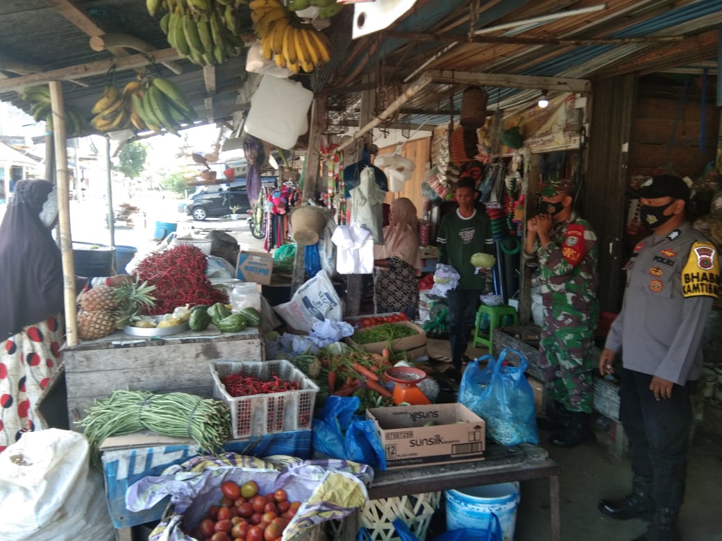 Tingkatkan Kesadaran Warga Akan Prokes Babinsa Bersama Bhabinkamtibmas Turun ke Pasar