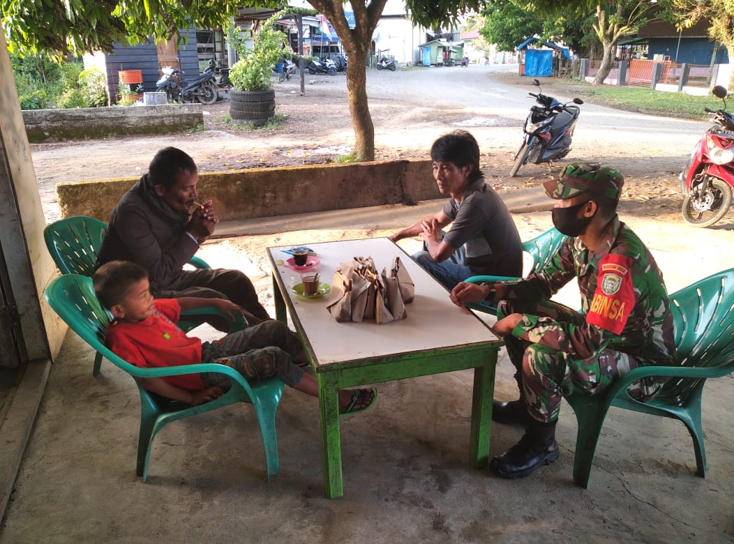 Saweu Kede Kupi Babinsa Himbau Warga Jaga Kebersihan Lingkungan