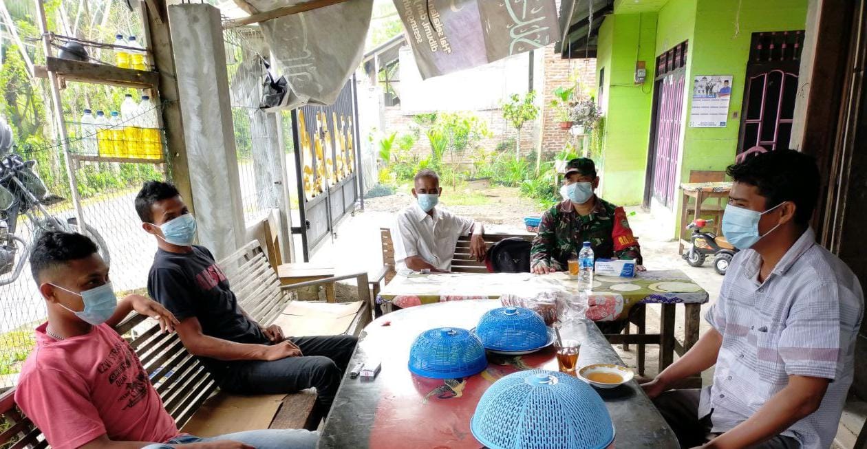Jalin tali silaturahmi, Babinsa Laksanakan Komsos dengan Warganya