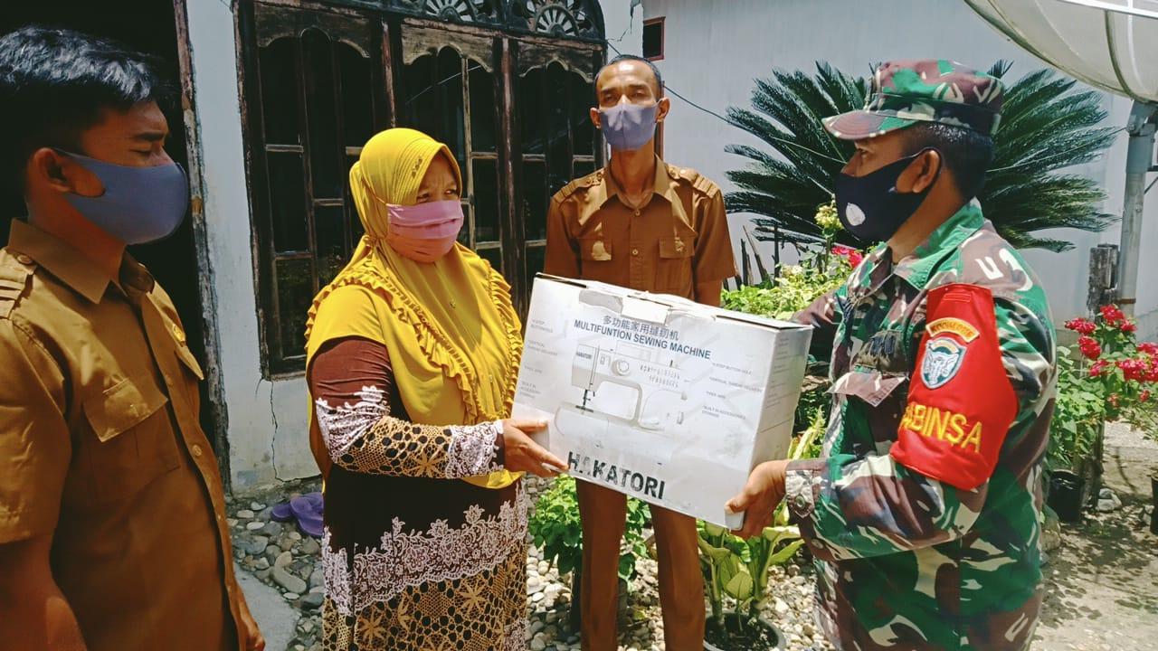 Tingkatkan Pendapatan Warga di Masa Pandemi Covid-19, Babinsa Jajaran Kodim Nagan Raya Distribusikan Bantuan Mesin Jahit