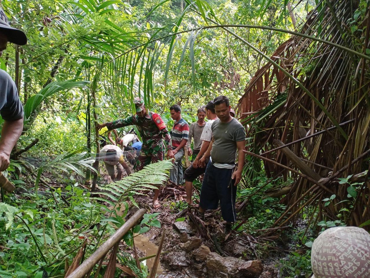 Air Bersih Jadikan Kebutuhan Sehari-hari, Babinsa Turun Bantu Perbaikan Saluran Air