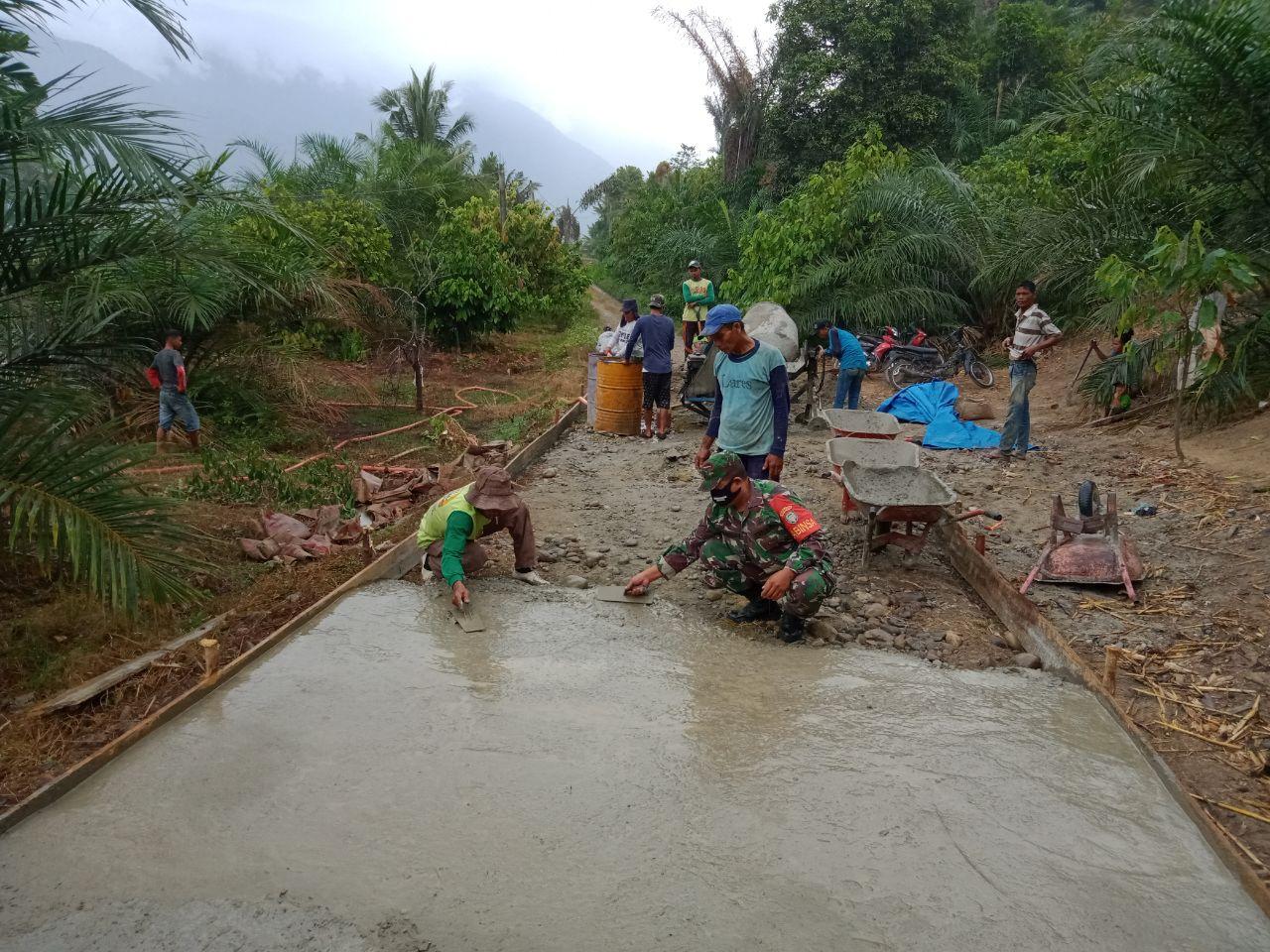 Serda Ibrahim Tarigan Bantu Warga Bangun Jalan Rabat Beton