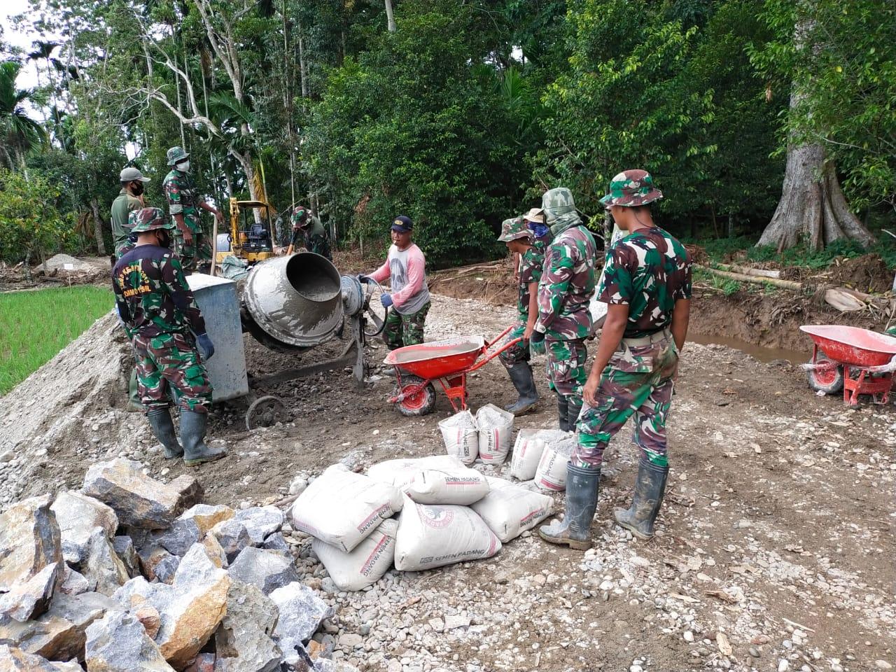 Satgas TMMD 110 Kodim Aceh Selatan dan Masyarakat Pacu Pengerjaan Pembuatan Talud