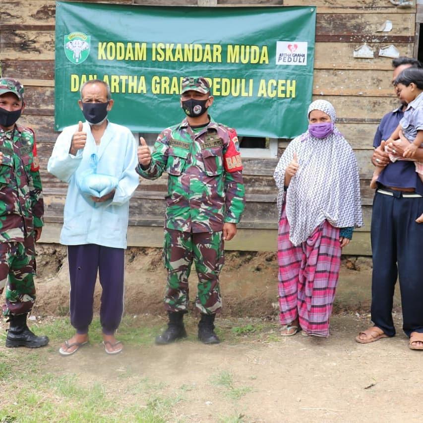 Koramil 01/Kota Salurkan Paket Sembako Kepada Masyarakat