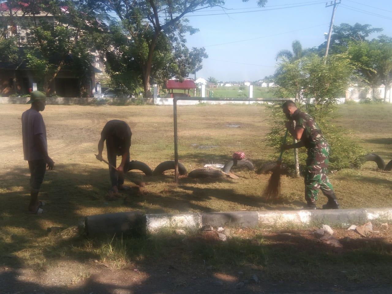 Gotong Royong Babinsa Koramil 21/Blang Bintang Dengan Warga Cot Rumpun