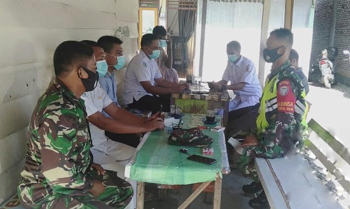 Babinsa Laksanakan Komsos dan Jalin Keakraban dengan Petugas Kesehatan dan Masyarakat