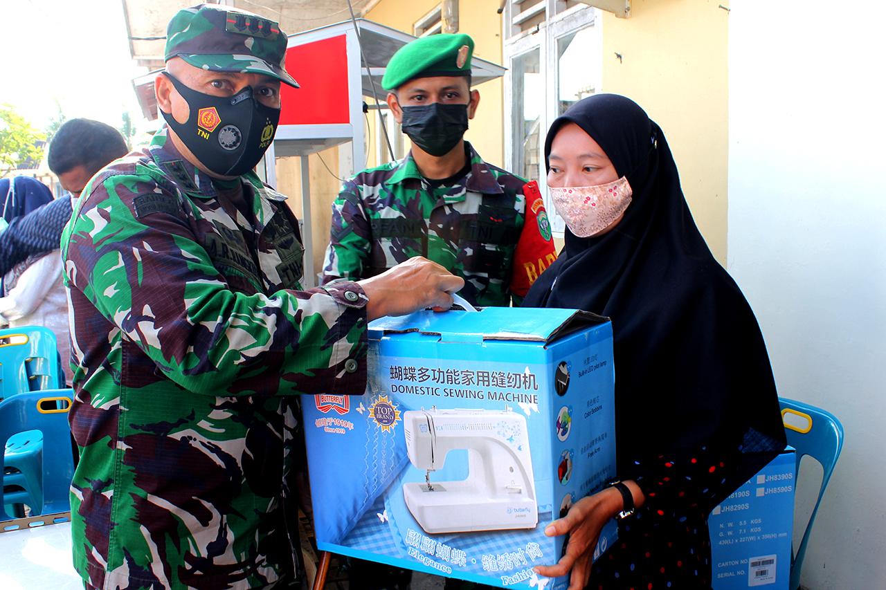 Dandim 0101/BS Serahkan Bantuan 106 Unit Mesin Jahit Kepada Masyarakat