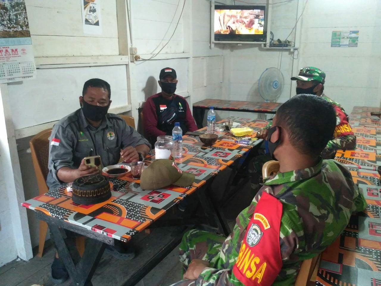 Jalin  Keakraban dan Keterbukaan, Babinsa Laksanakan Komsos dengan Masyarakat