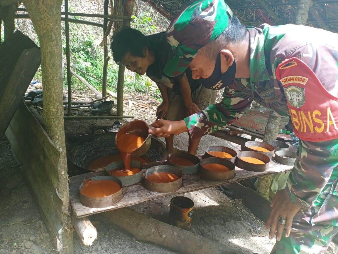 Pererat Silaturrahmi, Babinsa Jalin Komsos Bersama Pengrajin Gula Aren