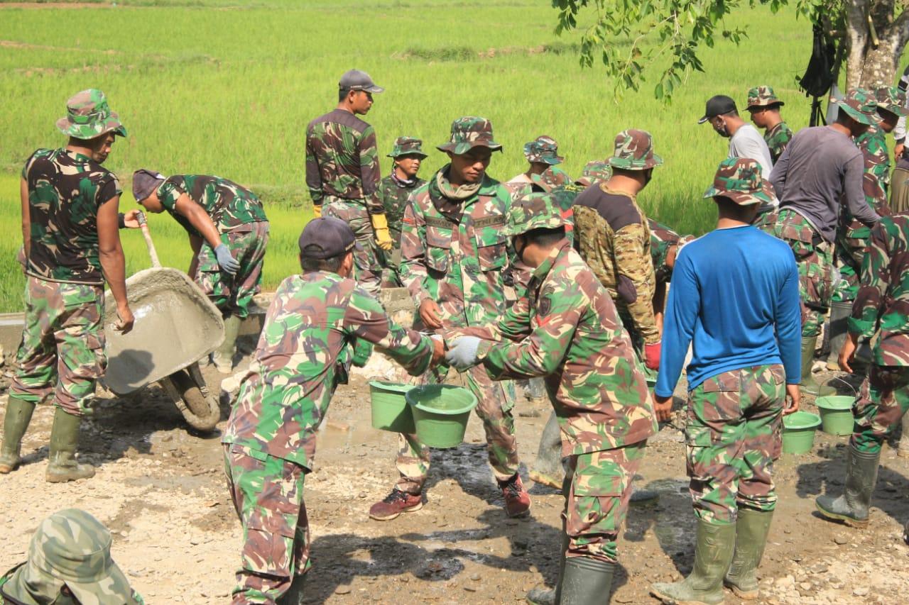 Melalui Komsos, Satgas TMMD 110 Kodim Aceh Selatan Bangun Keakraban Dengan Warga Krueng Kluet